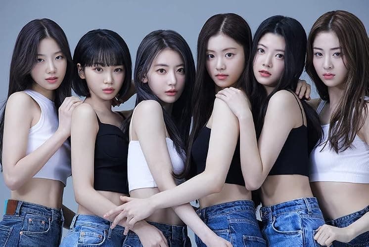 LE SSERAFIM FEARLESS 1st Mini Album Vol.1 BLACK PETROL Version CD+112p Booklet+1p PhotoCard+1p PostCard+1ea Sticker+1p Transfer Paper+Tracking Sealed thumbnail 2