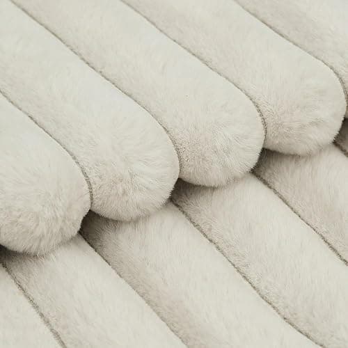 Madizz Lot de 2 Housses de Coussin en Peluche en Fausse Fourrure Housse de Coussin décorative Douce à Rayures moelleuses pour Coussin de Chambre à Coucher de canapé Blanc grisâtre 40 x 40 cm thumbnail 4