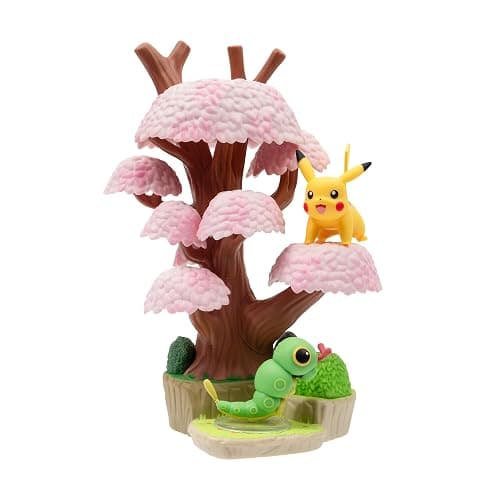Pokémon PKW3207-15cm Select Set - Blütenbaum mit Pikachu und Raupi, offizielles Figurenset thumbnail 3