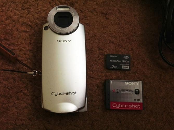 Sony Cybershot DSC-M2 5.1MP Digital Camera with 3x Optical Wide Zoom thumbnail 3
