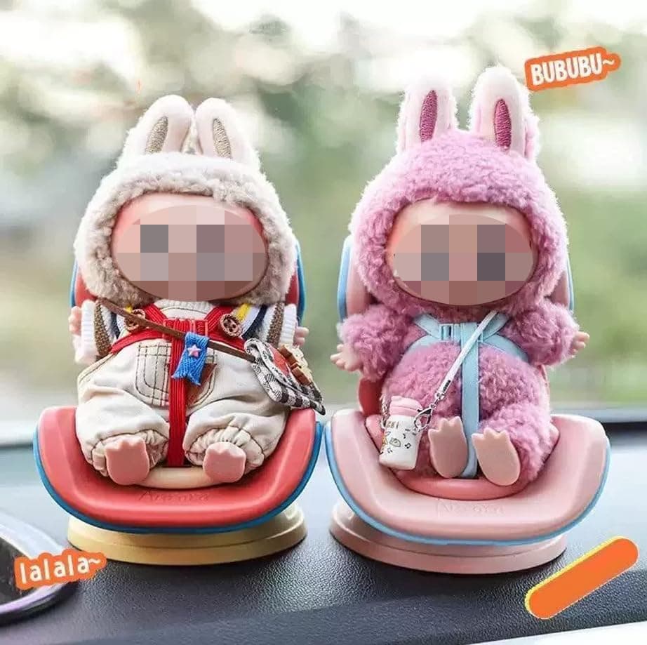 Bilstol för Pop Mart/Labubu Figurer (10-17cm) - Magnetisk Sits med Säkerhetsbälte, Ventilklämma & Skrivbordsställ - Samlaraccessoar till Gosedjur (Macaron Rosa) thumbnail 2
