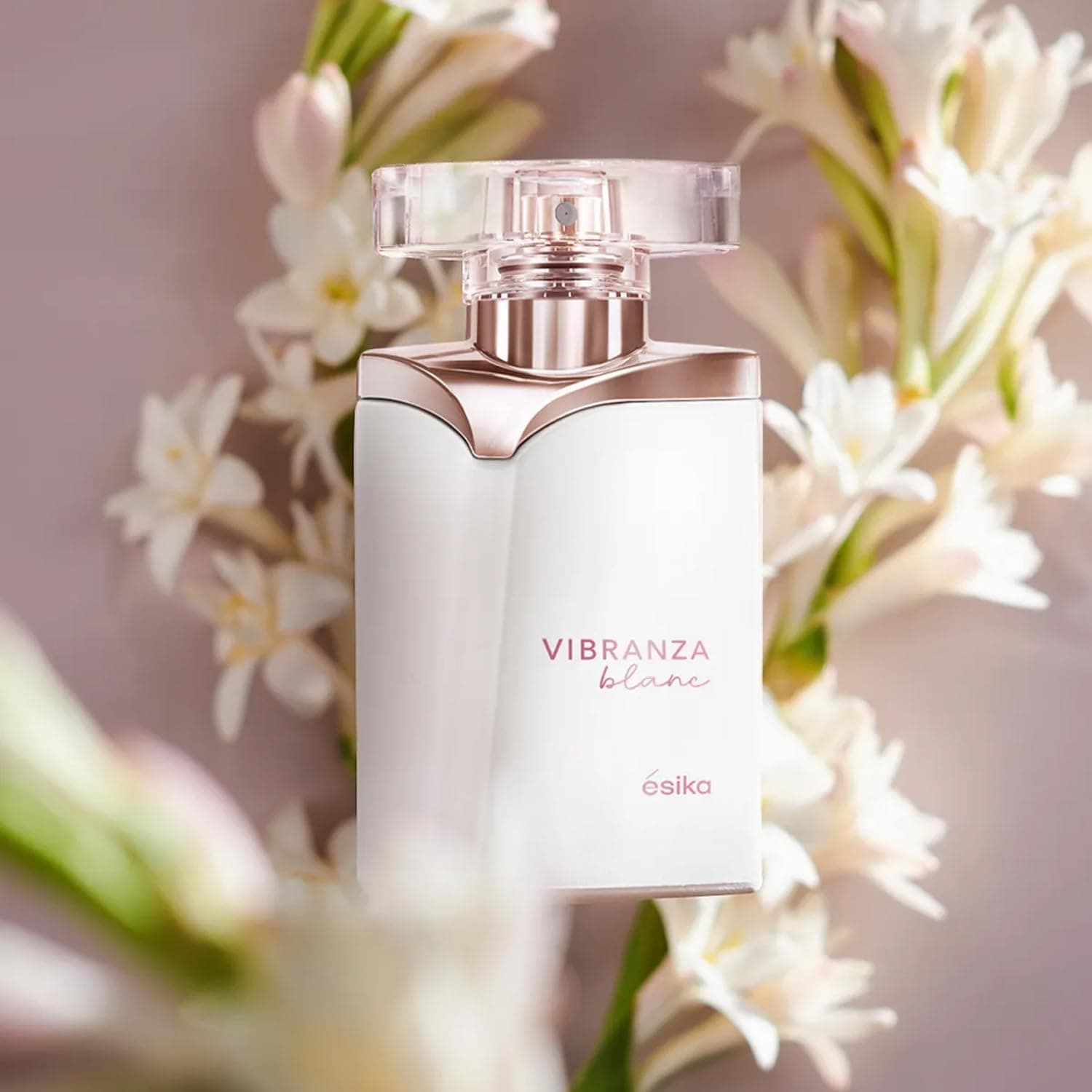 ésika - Vibranza Blanc 45 ml, Perfume para Mujer, Fresco y de Larga Duración, Familia Olfativa Floral, Perfume Femenino, Dulce y Atrevido, con Muy Alta Concentración, para Mujer Segura de Sí Misma thumbnail 3