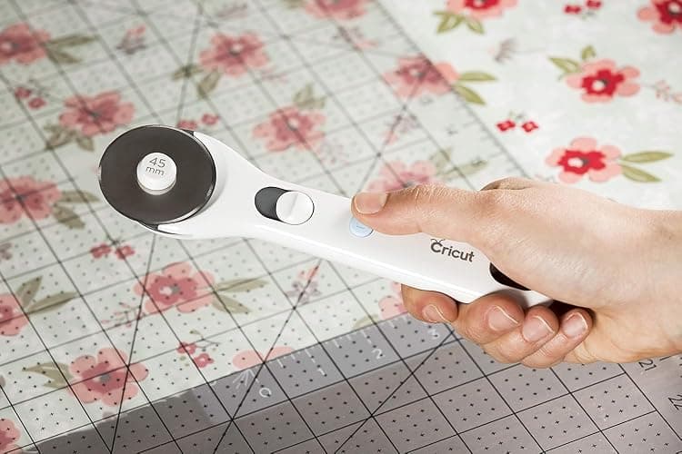 Cricut Rotary Cutter - Rotary Cutter for Fabric, Sewing and Quilting Projects - Compatible For Both Right- and Left-Handed Use - [45mm] thumbnail 4