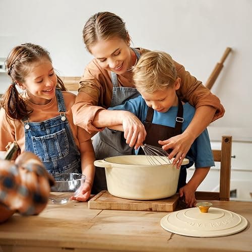 Overmont Cocotte en Fonte Émaillée - Ø26 cm Casserole Antiadhésive Avec Couvercle et Maniques en Coton - Batterie de Cuisine Robuste pour Braiser Ragoûts Rôtir Pain - Blanc crème thumbnail 8