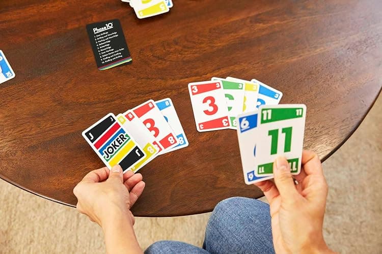 Mattel Games Phase 10 Kartenspiel für die Familie, Deutsche Version, von den UNO-Machern, Rommé-ähnlich, Perfekt als Kinderspiel, Reisespiel oder Spiel für Erwachsene, für 2-6 Spieler, FPW38 thumbnail 3