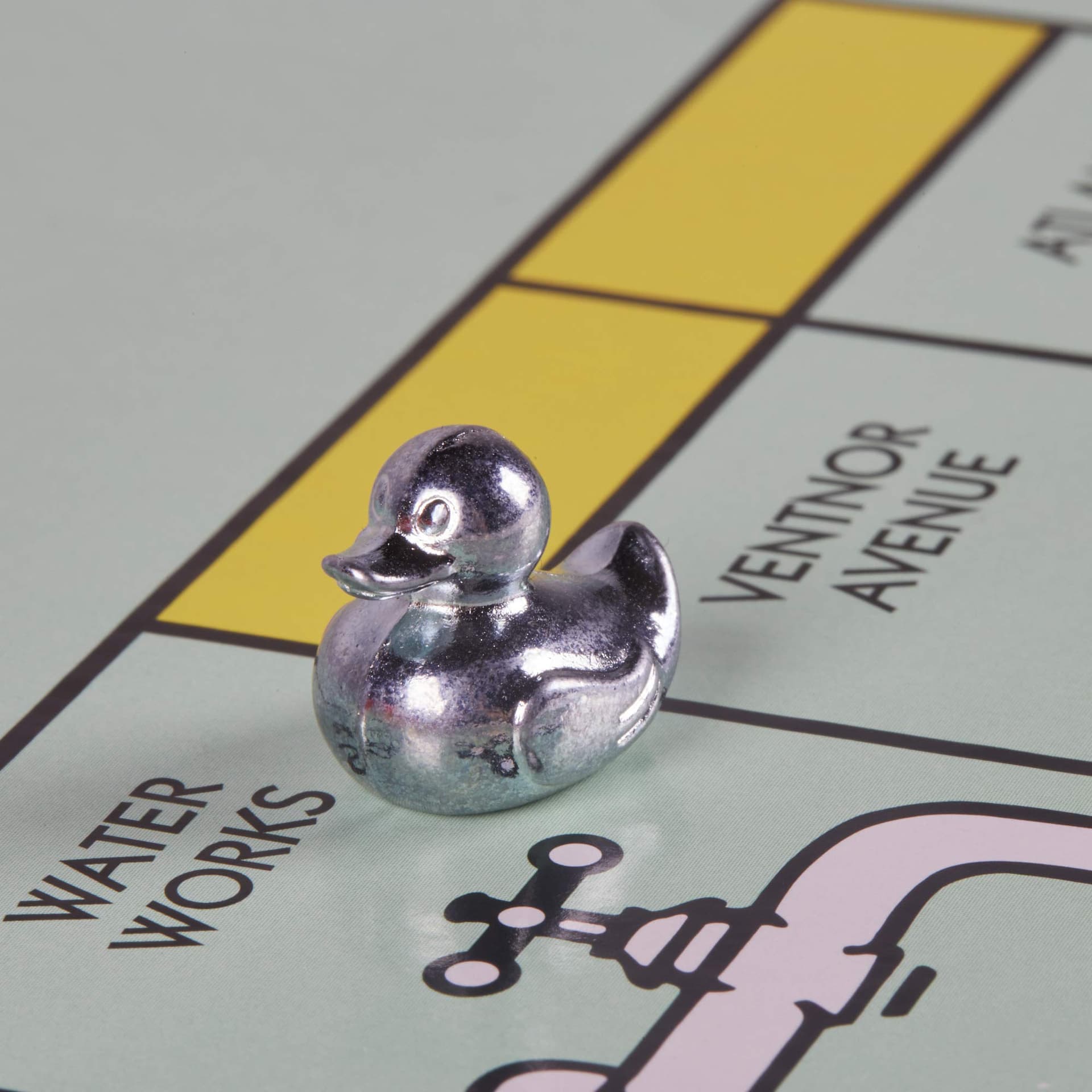 Hasbro Gaming Monopoly - Juego de Mesa de Negociar Propiedades con Bandeja de Almacenamiento y Tokens Grandes para 2 a 6 Jugadores a Partir de 8 años - Regalos de Navidad y Reyes Magos thumbnail 4