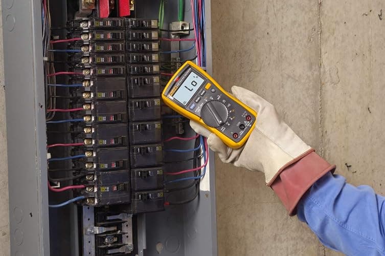 Fluke 117 Digital Multimeter, Non-Contact AC Voltage Detection, Measures Resistance/Continuity/Frequency/Capacitance/Min Max Average, Automatic AC/DC Voltage Selection, Low Impedance Mode - Image 1