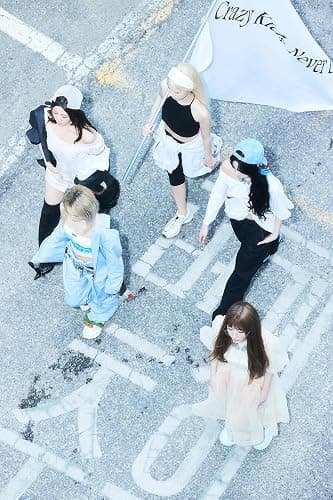 LE SSERAFIM CRAZY 4th Mini Album VOL.1 + Gift Card K-POP SEALED thumbnail 5