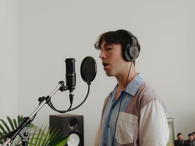 Audio-Technica AT2020 Cardioid Condenser Studio XLR Microphone, Ideal for Project/Home Studio Applications, Black thumbnail 9
