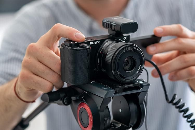 Sony ZV-E10 Mirrorless Vlog Camera (APS‑C Sensor, 4K Video, Flip Screen, Real-Time Eye AF, Ideal for Content Creators) thumbnail 4