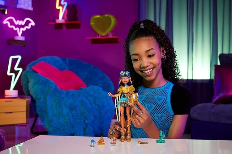 Monster High Cleo De Nile Doll in Golden Blouse & Layered Skirt, Includes Pet Cobra Hissette & Accessories Like a Backpack, Snack & Scroll thumbnail 3