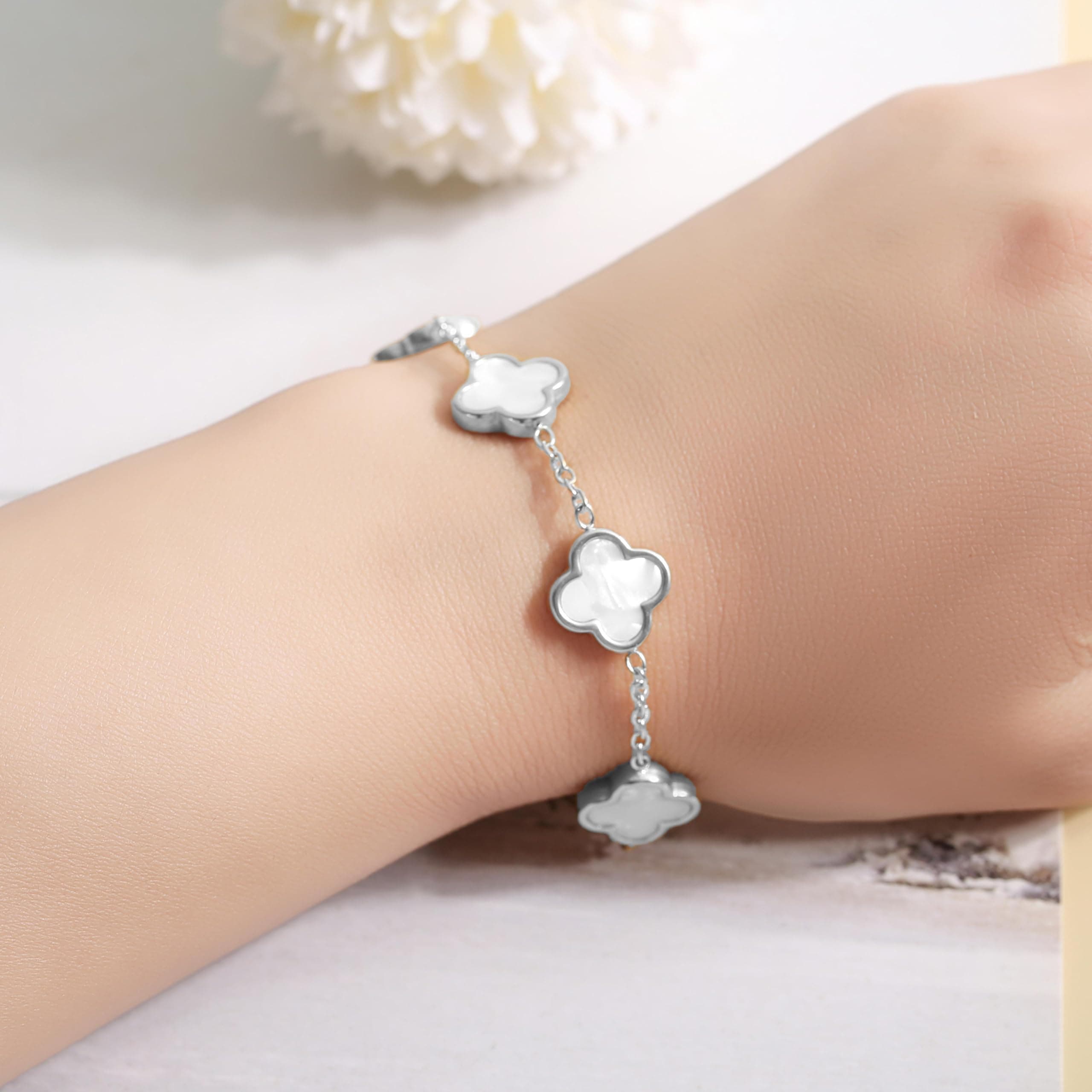 YUEXIAODOU 18K Gold bracelets for women Clover Bracelet Set 2Pcs White Flower Bangle Bracelet Lucky Four Leaf Stackable Bracelets Jewelry Gifts Trendy for Women non Tarnish thumbnail 4