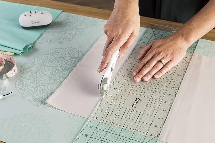 Cricut Rotary Cutter - Rotary Cutter for Fabric, Sewing and Quilting Projects - Compatible For Both Right- and Left-Handed Use - [45mm] thumbnail 6