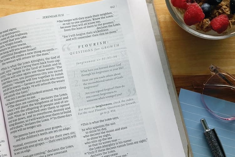 Flourish: The NIV Bible for Women, Cloth over Board, Cream, Comfort Print thumbnail 9