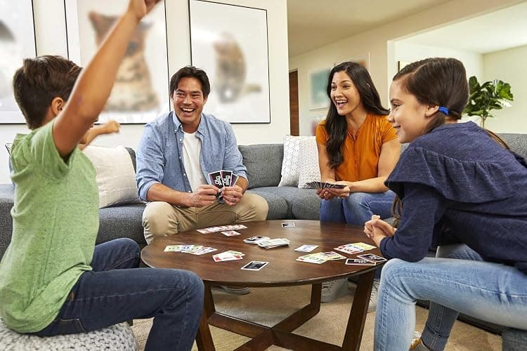 Mattel Games Phase 10 Kartenspiel für die Familie, Deutsche Version, von den UNO-Machern, Rommé-ähnlich, Perfekt als Kinderspiel, Reisespiel oder Spiel für Erwachsene, für 2-6 Spieler, FPW38 thumbnail 2