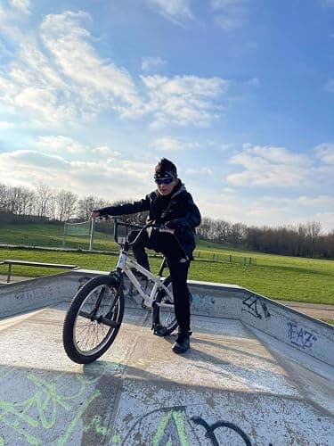 HILAND 20 Inch Kids BMX Bike, Freestyle BMX Bicycle for Boys Girls With 360 Degree Gyro & 4 Pegs, 20 Inch BMX Bike for Kids thumbnail 2
