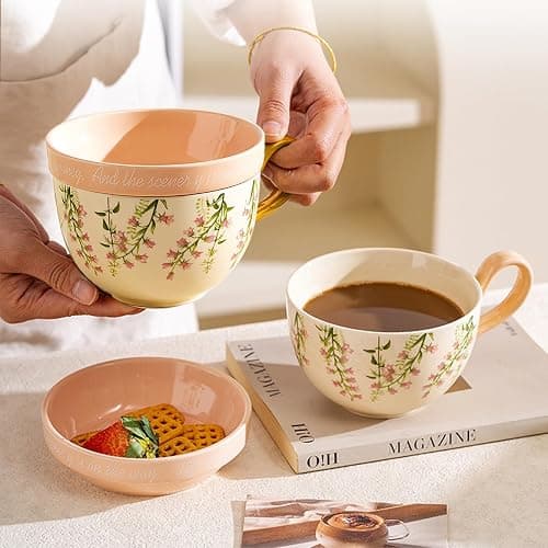 goldmiky Kaffeetasse mit Deckel, 460 ml,Elegante Geschenkbox, Landhausstil | Tasse mit Glockenblumen-Blumenmuster, Großes Fassungsvermögen, Rutschfester Boden, Ideal für Cappuccino, Latte und Tee thumbnail 4