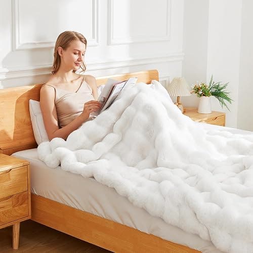 Latepis White Faux Fur Queen Blanket Cozy Bubble Soft Fuzzy Thick Living Room Blankets for Bed Sofa Bedroom Plush Fluffy Warm Blankets for All Seasons Luxury Throw Blanket 90x90 Inch, 860gsm thumbnail 5