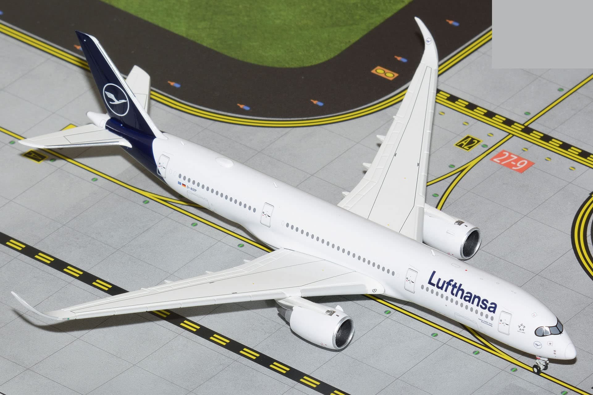 GeminiJets GJDLH2052 Lufthansa Airbus A350-900 D-AIXP; Scale 1:400 thumbnail 2
