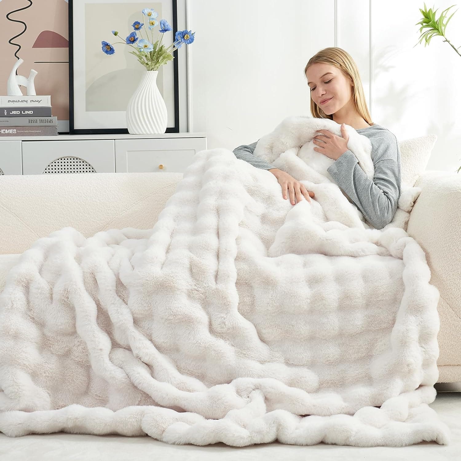 TARODEA Faux Fur Throw Blanket for Couch, Fuzzy Soft Plush Thick Bubble Blanket for Sofa Bedroom Living Room (Cream White, 130x160 cm) thumbnail 4