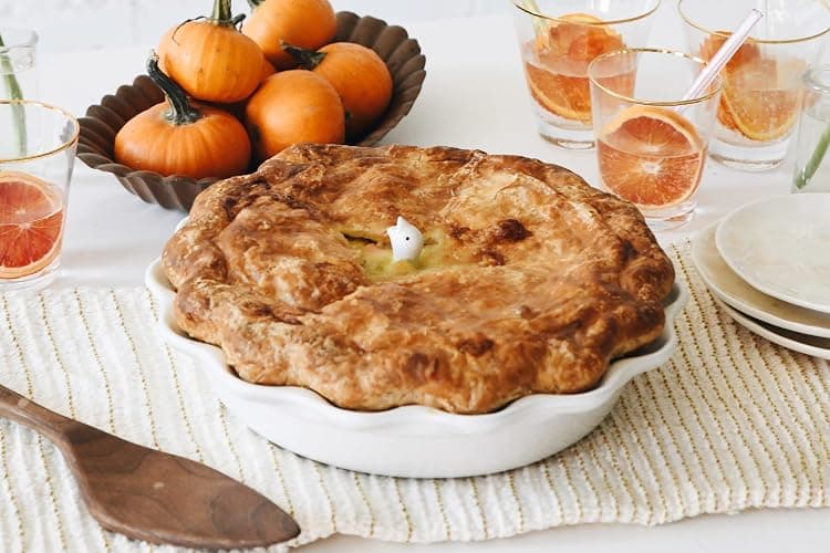 Le Creuset Stoneware 9" Heritage Pie Dish, White thumbnail 2