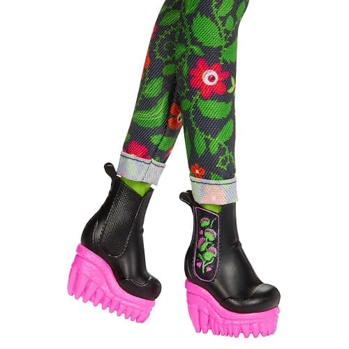 Monster High Fearbook Venus McFlytrap Doll and Accessories Set with Unearthed Club Theme including Varsity Jacket, Yearbook, and Gardening Tools thumbnail 3