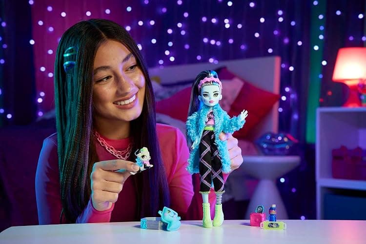 Monster High Creepover Party Doll, Frankie Stein with Pet Dog Watzie, Sleepover Clothes & Accessories like Pillow & Furry Robe thumbnail 2