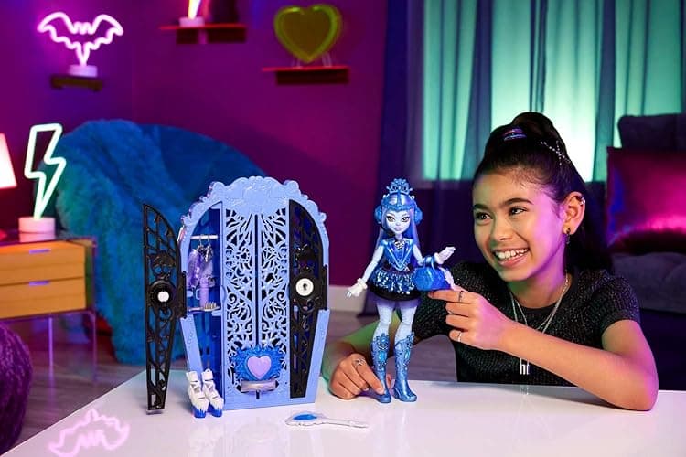 Monster High Skulltimate Secrets Doll & Accessories Set, Monster Mysteries Abbey Bominable with Dress-Up Closet & 19+ Surprises Including Clothes thumbnail 3