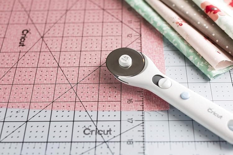 Cricut Rotary Cutter - Rotary Cutter for Fabric, Sewing and Quilting Projects - Compatible For Both Right- and Left-Handed Use - [45mm] thumbnail 3