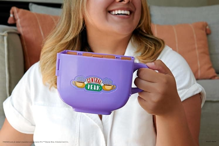 Polly Pocket Coffret Exclusif Friends Forme Tasse À Café Central Perk, avec 6 Poupées, 9 Accessoires Et 3 Lieux Emblématiques, À Collectionner, Jouet Adulte, A Partir De 14 Ans, HKV74 thumbnail 2