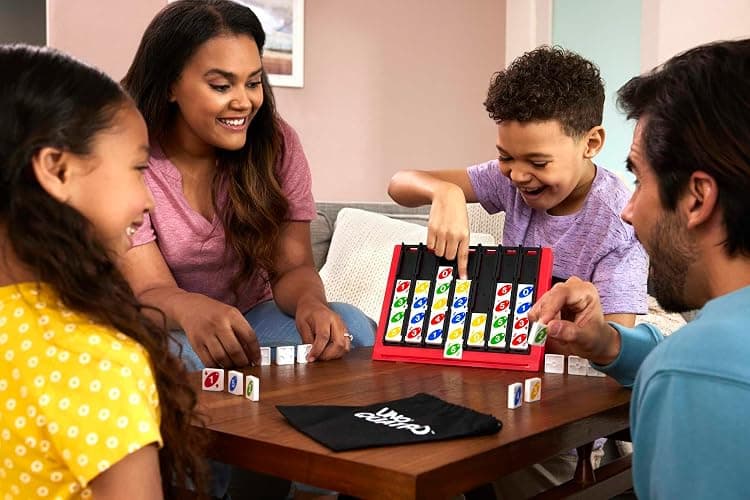 Mattel Games UNO Quatro, Jeu De Tuiles Familial pour Enfants Et Adultes, Jeux De Société pour Soirée Jeu en Famille Ou en Voyage, 2 À 4 Joueurs, Jouet pour Enfant de 7 Ans et Plus, HPF82 thumbnail 2
