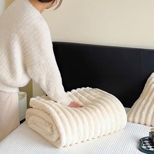 Kuscheldecke 150x200 cm - Warme Flausige Bettüberwurf Decke und Sofadecke - Ideale Geschenke für Mama, Frauen und Freundin (Beige, 150x200cm) thumbnail 5