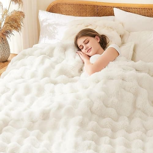 L'AGRATY Kunstkaninchenfell-Decke: 200x220cm Luxuriöse, weiche, Flauschige, Dicke Fellwurfdecke für Couch, Bett, Sofa - Gemütliche, plüschige Blasendecken mit Warmer Flanell-Fleece (Cremeweiß) thumbnail 3