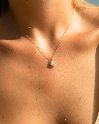 Made by Nami Minimalistische Halsketten mit Mond Anhänger Gehämmert • Dezente Damen Edelstahl Halskette mit starkem Verschluss • Choker-Kette Frauen & Mädchen • Filigrane Gliederkette thumbnail 4