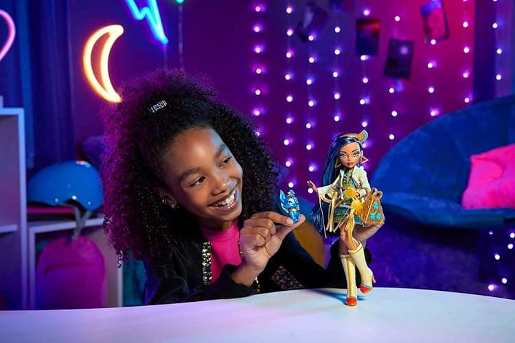 Monster High Doll, Cleo De Nile with Blue Streaked Hair in Signature Look with Fashion Accessories & Pet Dog Tut thumbnail 3