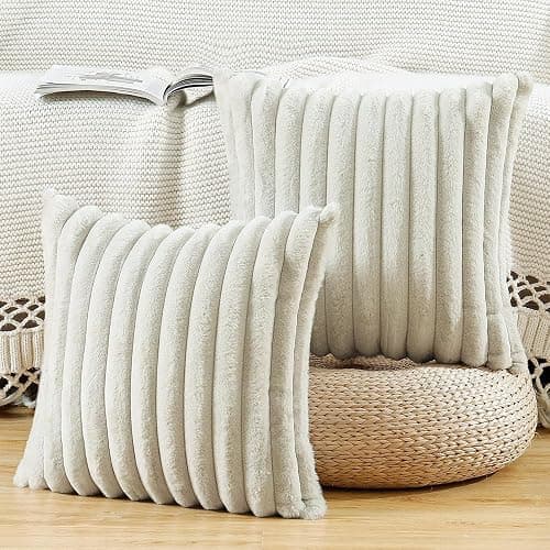 Madizz Lot de 2 Housses de Coussin en Peluche en Fausse Fourrure Housse de Coussin décorative Douce à Rayures moelleuses pour Coussin de Chambre à Coucher de canapé Blanc grisâtre 40 x 40 cm - Image 1