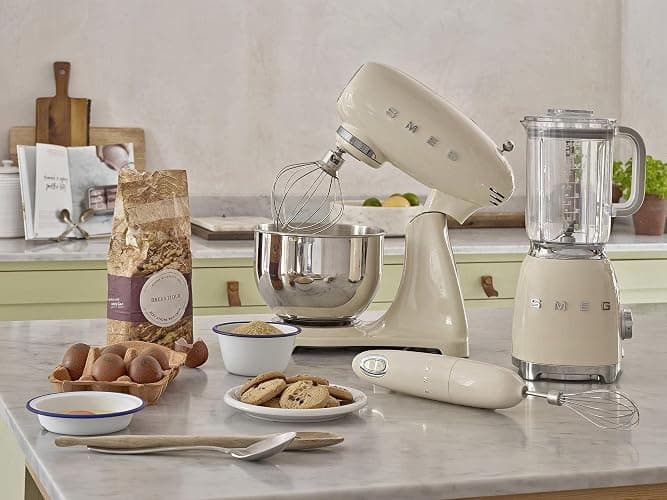 Smeg, Robot Pâtissier SMF03CREU, 10 Niveaux de Vitesse, Fonction Mise en Marche Progressive, Bol 4,8 L, Verrouillage Moteur de Sécurité, 3 Batteurs, Crochet et Couvercle Fournis, 800W, Crème thumbnail 8