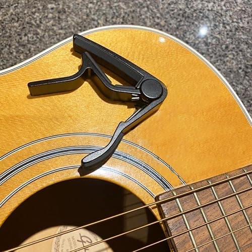 WINGO Professional Capotasto Chitarra Alloy Capo per Chitarra Acustica Elettrica Bass Ukulele con 5 Plettri-Nero. thumbnail 7