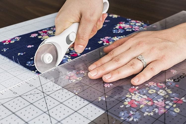 Cricut Rotary Cutter - Rotary Cutter for Fabric, Sewing and Quilting Projects - Compatible For Both Right- and Left-Handed Use - [45mm] thumbnail 2
