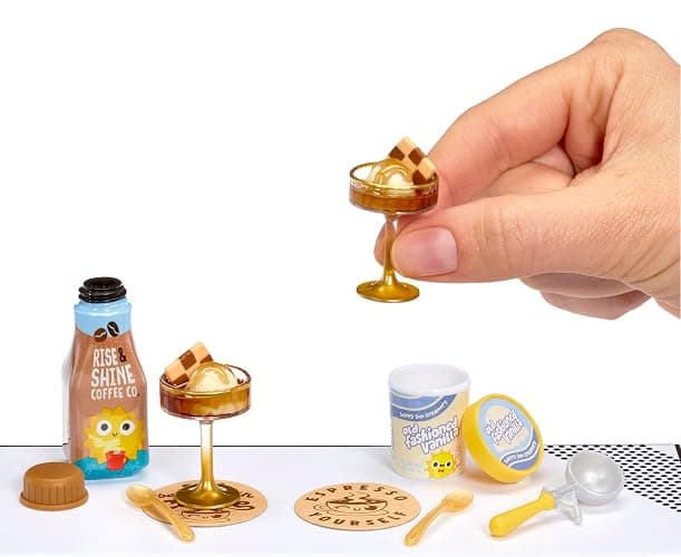 MGA's Miniverse Make It Mini Cafe Serie 5 - Inkl. 1 Kugel, 8 zum Sammeln, Mini-Sammlerstücke, Blindverpackung, Harz-Bastelspiel, Nachgebildete Lebensmittel, Sammler & Kinder ab 8 Jahren, Nicht ESSBAR thumbnail 4