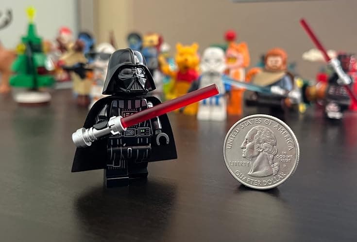 LEGO Star Wars OBI-Wan Kenobi Minifigure - Darth Vader (Printed Arms and Cape) with Red Lightsaber and Minifigureland Tile 75334 thumbnail 2