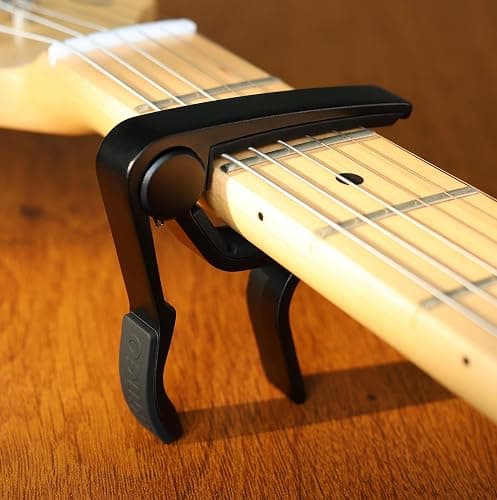 WINGO Professional Capotasto Chitarra Alloy Capo per Chitarra Acustica Elettrica Bass Ukulele con 5 Plettri-Nero. thumbnail 9