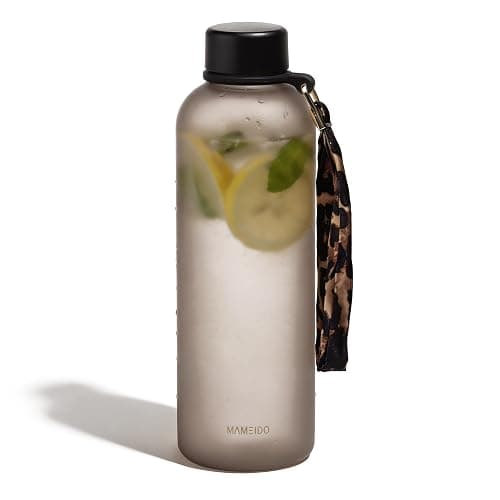 MAMEIDO Trinkflasche Kohlensäure geeignet aus Tritan 1,5 l Urban Taupe | auslaufsicher, BPA-frei mit abnehmbarer Trageschlaufe – Wasserflasche für Sport, Schule & Büro - Image 1
