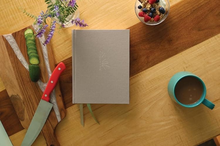 Flourish: The NIV Bible for Women, Cloth over Board, Cream, Comfort Print thumbnail 3
