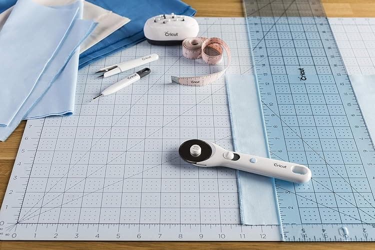 Cricut Rotary Cutter - Rotary Cutter for Fabric, Sewing and Quilting Projects - Compatible For Both Right- and Left-Handed Use - [45mm] thumbnail 5