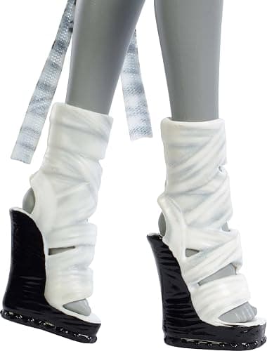 Monster High Reel Drama Doll, Cleo De Nile Black and White Reproduction Collectible with Doll-Size and Life-Size Posters, Horror Flick Theme, and Pet thumbnail 5