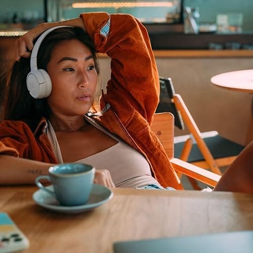 JBL Tune 520BT - Wireless On-Ear Headphones, Up to 57H Battery Life and Speed Charge, Lightweight, Comfortable and Foldable Design, Hands-Free Calls with Voice Aware (White) thumbnail 2