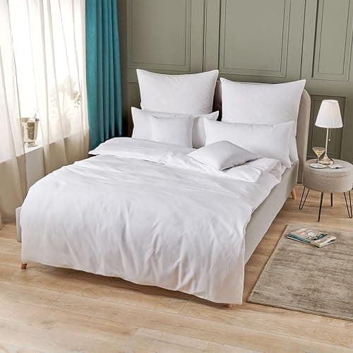 Traumschlaf Hotelbettwäsche • Kochfest & Chlorfest • Mako-Satin aus 100% Baumwolle • Weiß mit Streifen • Pflegeleicht & Atmungsaktiv • 1 Bettbezug 200 x 220 cm + 2 Kissenbezüge 40 x 80 cm thumbnail 2