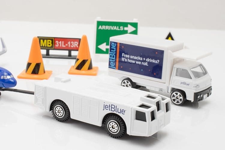 Daron 12-Piece jetBlue A321 Balloons Livery Airport Die-Cast Metal and Plastic Airplane, Vehicles, and Accessories Playset Toy and Collectible, for Age 3+ thumbnail 5