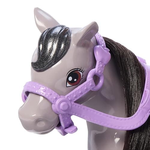 Barbie Chelsea und Pony Puppe und Pony - Aufsatteln zur Spielzeit für sicheres Sitzen auf dem Pferd, rosa Sattel und Steigbügeln, inklusive Helm und süßem Karo-Kleid, für Kinder ab 3 Jahren, HTK29 thumbnail 4